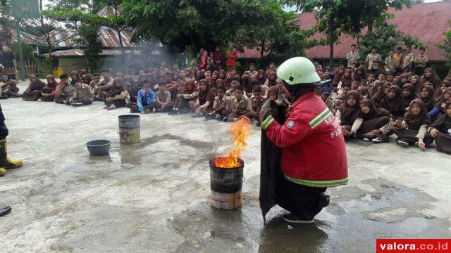 Damkar Agam Bagi Ilmu ke Sekolah