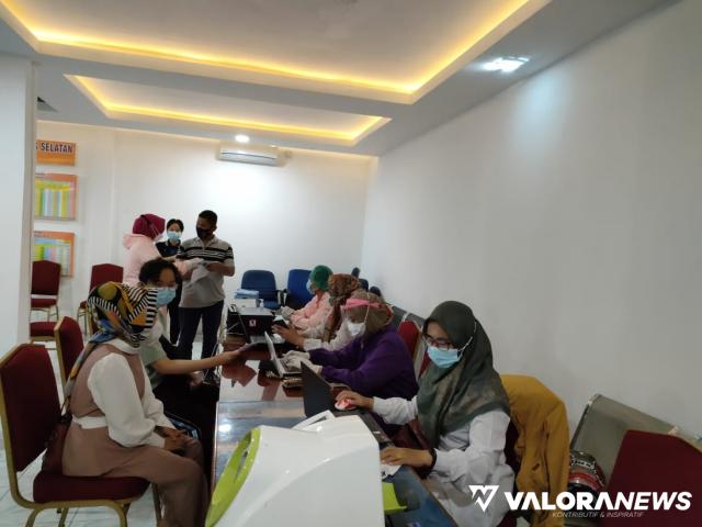 Ratusan Warga Padang Selatan Antri Guna Mengikuti Vaksinasi Covid19