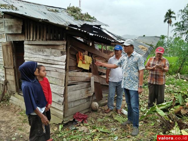 Wabup Solsel Bantu Korban Pohon Tumbang