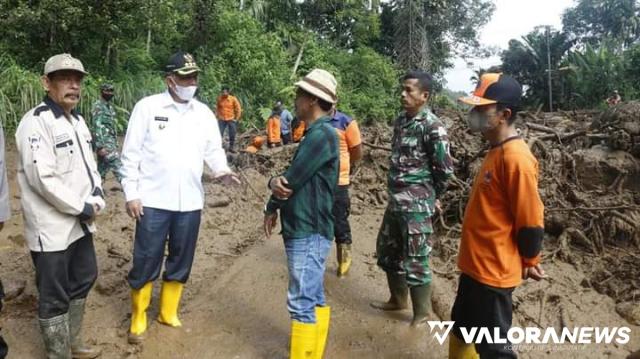 Bupati Pasbar Salurkan 1 Ton Beras ke Warga di Lokasi Banjir