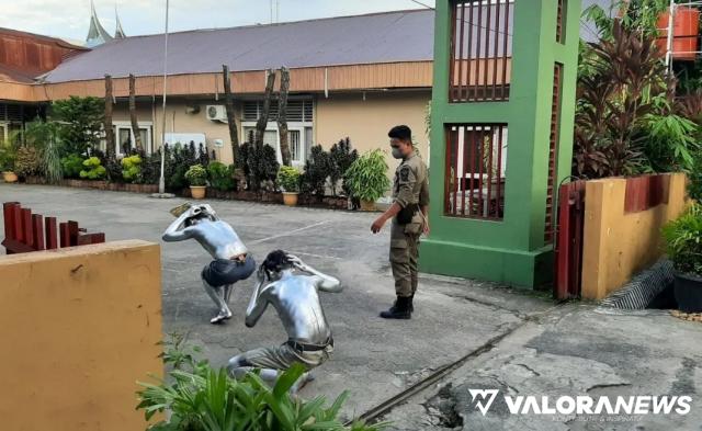 Dua Manusia Silver Diamankan dari Perempatan Jl Sudirman
