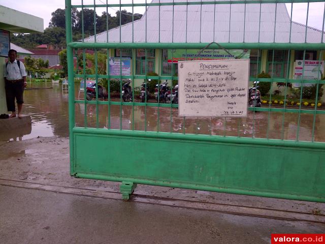 Curah Hujan Ekstrim, Siswa MIN Libur akibat Tingginya Genangan di Halaman