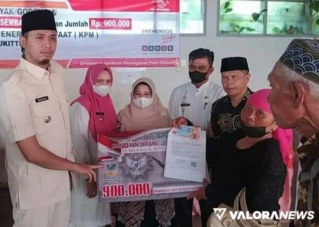 Erman Safar Serahkan Bansos Kartu Sembako dan BLT Minyak Goreng Kecamatan ABTB