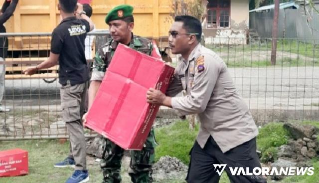 TNI IKut Kawal Penyerahan Bantuan bagi Korban Gempa di Kecamatan Siberut Utara