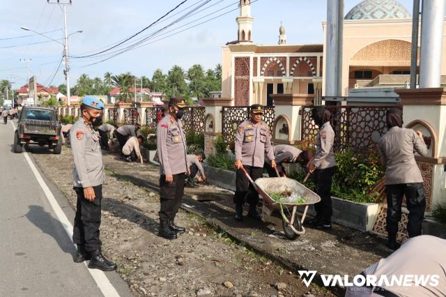 Personel Polres Pasbar Bersihkan Masjid Agung Baitul Ilmi
