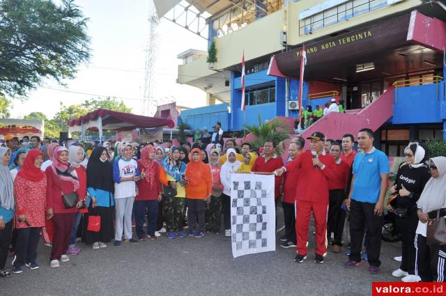 Aksi Pungut Sampah Meriahkan Hari Koperasi