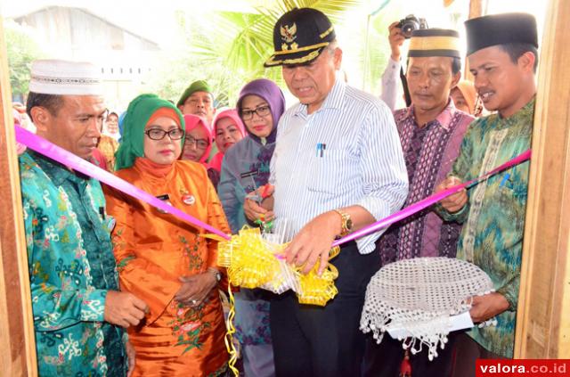 Emzalmi Resmikan Bedah Rumah di Korong Gadang