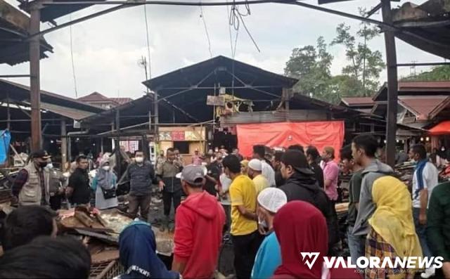 Puing Sisa Kebakaran Pasar Bawah Dibersihkan secara Gotong Royong