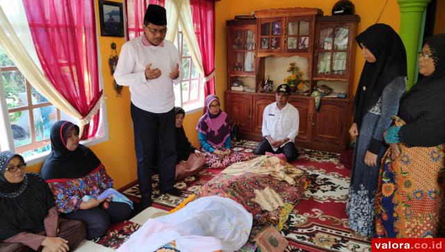 Irfendi Arbi Melayat ke Rumah Korban Sambaran Petir