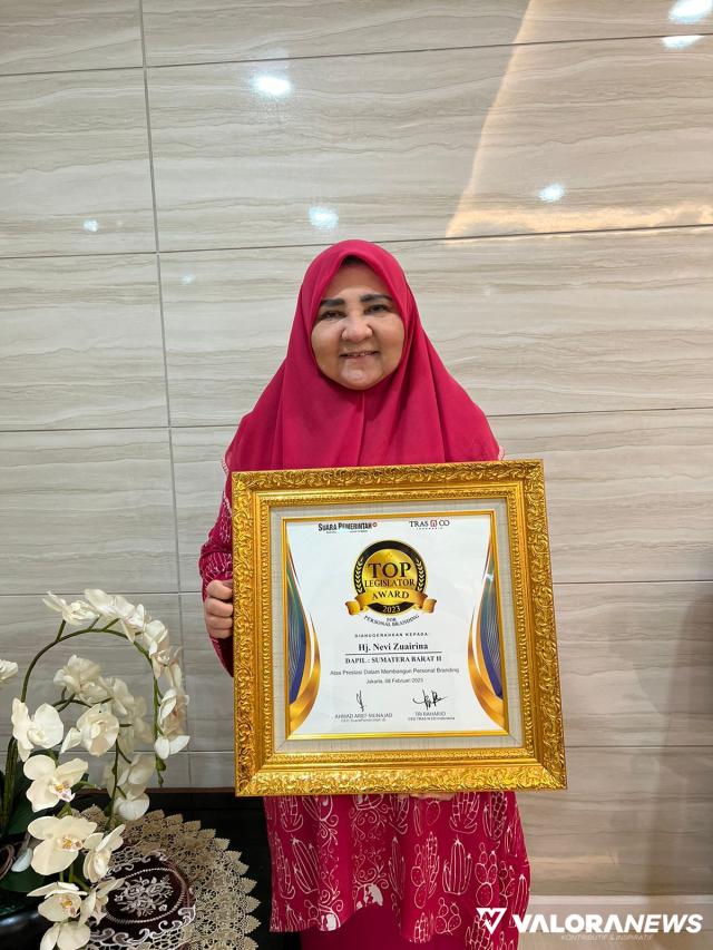 Nevi Zuairina Raih Top Legislator Award & Top Senator Award 2023 for Personal Branding