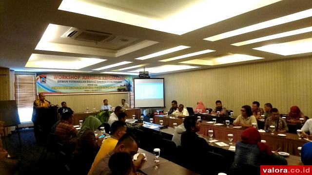 Wahyu Buka Workshop Jurnalis Kehumasan DPRD Padang