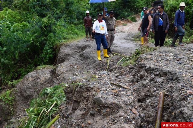 Irfendi Tinjau Langsung Penanganan Jalan Longsor