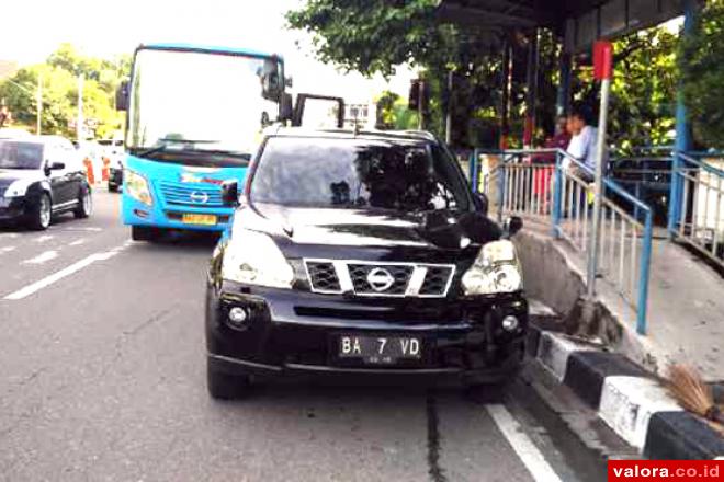 Mobil Mewah Rampas Halte Trans Padang