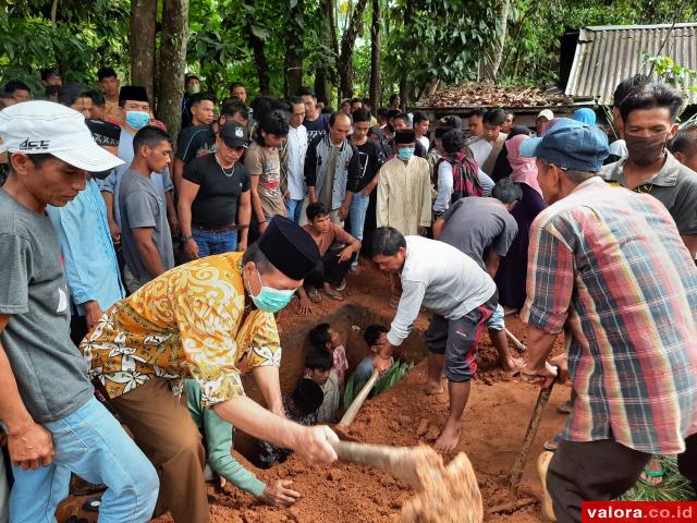 Irfendi Arbi Ikuti Prosesi Pemakaman Wali Nagari Ampalu