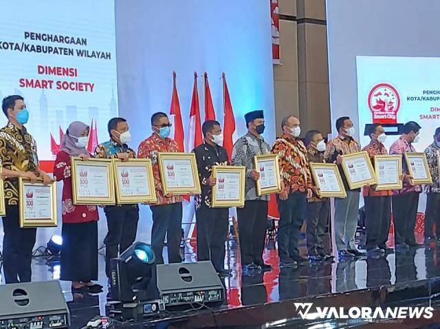 Hendri Septa Terima Penghargaan Smart Society dari Kementrian Kominfo