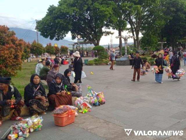 Busana Baju Kurung dan Ikat Kepala Deta jadi Busana PKL Bukittinggi