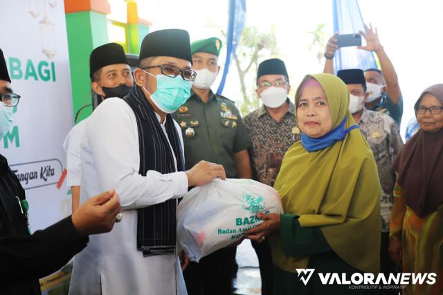 Hendri Septa Bagikan 27.250 Paket Sembako dari Baznas Padang
