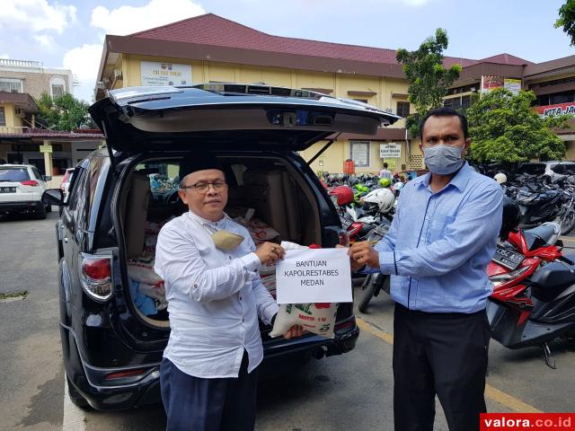 Ormas Gema Santri Nusa Salurkan Paket Sembako dari Kombes Jhonny Eddison Isir