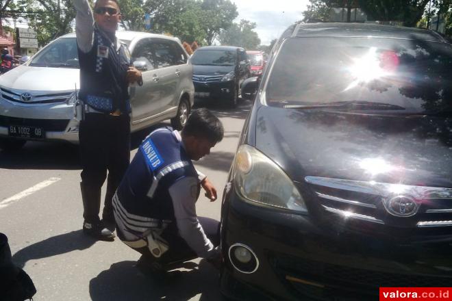 Parkir di Pinggir Jalan, 5 Mobil Dikempesi