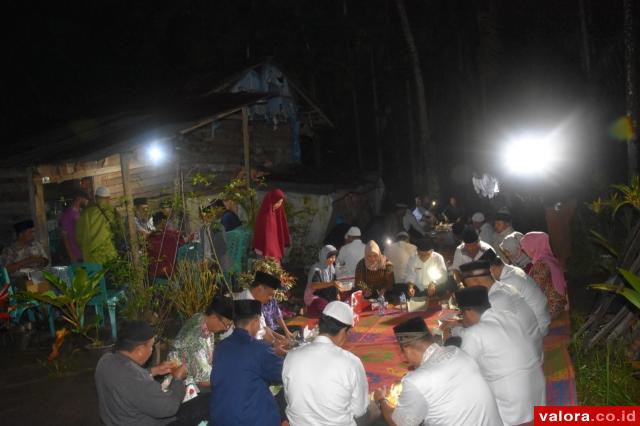 Mahen Sahur Bersama Beralaskan Tikar di Kediaman Janda Enam Anak