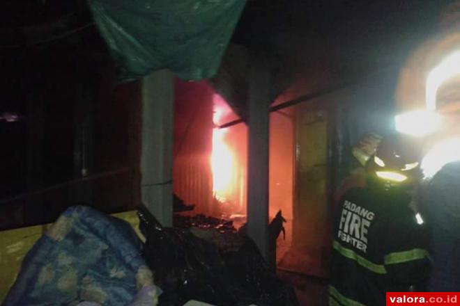 Jelang Tengah Malam, Pasar Lubukbuaya Terbakar