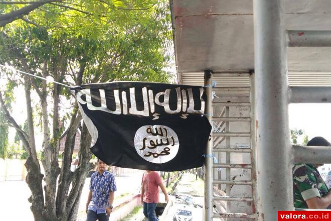 Ada Bendera ISIS Berkibar di Halte Bus depan TMP Kusumabakti Lolong