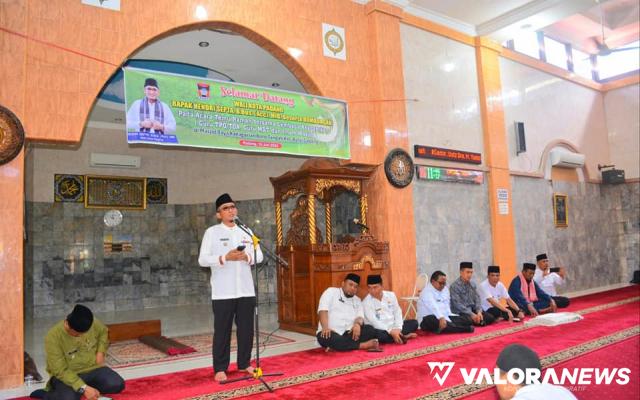 Hendri Septa Serahkan Honor Imam, Guru MDT dan TPQ/TQA Koto Tangah