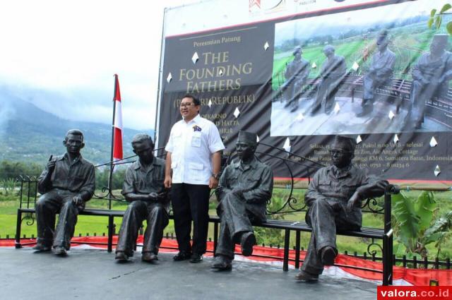 Wakil Ketua DPR RI Resmikan Empat Patung Founding Fathers di Rumah Budaya Fadli Zon