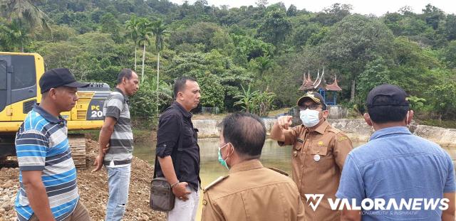 BWSS V Keruk Sedimen dan Sisa Bendungan yang Rusak di Batang Kandih