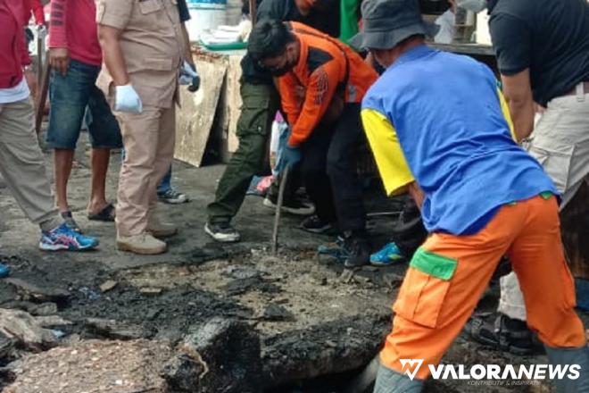 Sedimen di Selokan Bekas Kebakaran Pasar Bawah Dikeruk