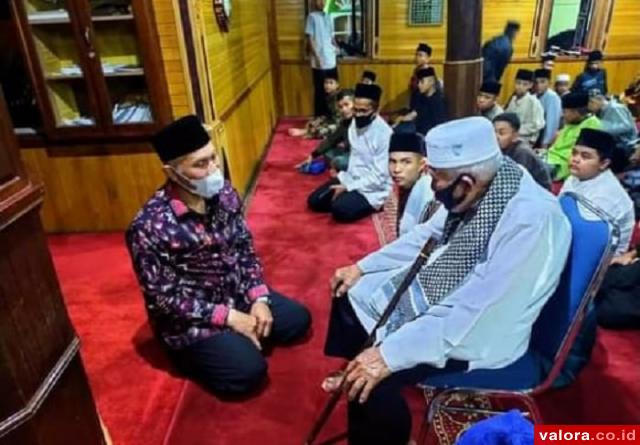 Mahyeldi Tersimpuh di Masjid Asasi Jelang Shalat Magrib