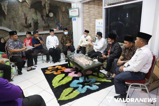 Hendri Septa Bersama Istri Semangati Kafilah MTQ ke-39 Padang