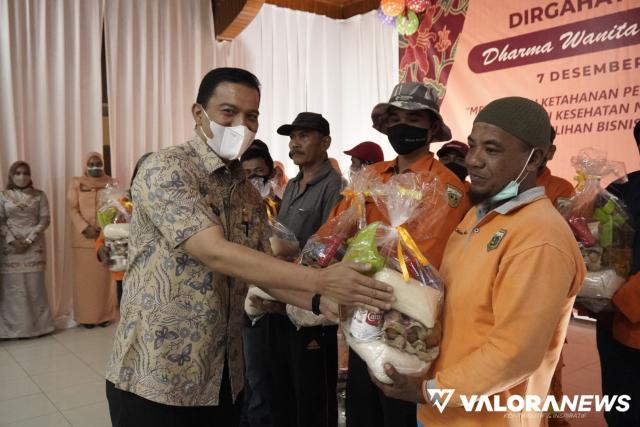 100 Petugas Kebersihan Kelurahan Terima Sembako HUT DWP