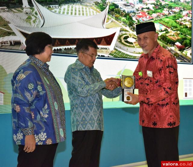 Padang Raih Piala Adipura dan Pengurangan Sampah Plastik