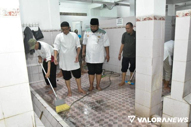 Sambut Ramadhan, Hendri Septa Kerahkan Ratusan ASN Bersihkan Masjid Nurul Iman