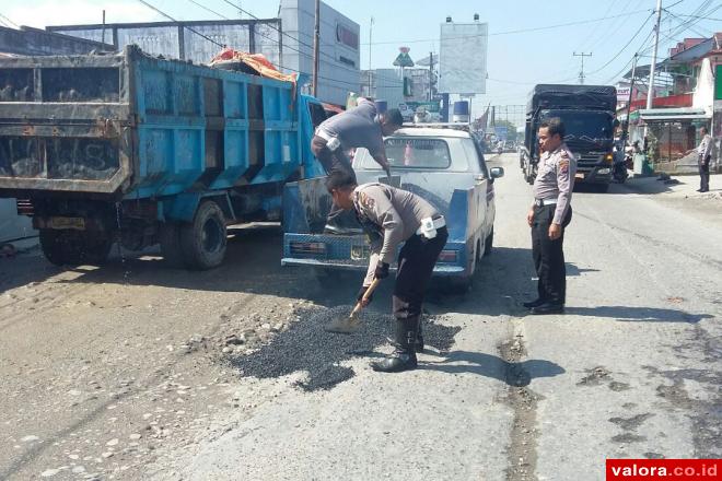 Satlantas Kerahkan Personel Tambal Jalan Berlubang, Pemerintah Kemana?