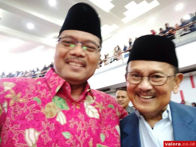 Usai Dialog Ringan, Irfendi Arbi Wefie dengan BJ Habibie