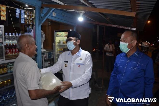 Salurkan 2.600 Paket Beras untuk Warga Terdampak: Hendri Septa Berharap PPKM Darurat Tak...