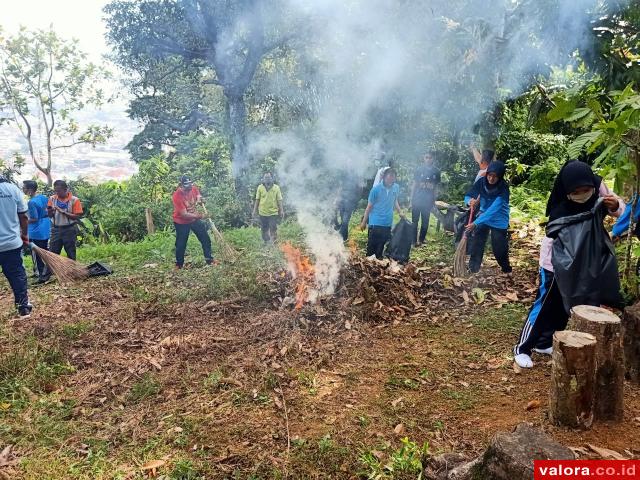 Kanwil Kumham Sumbar Gelar Bakti Merah Putih di Bukit Gado-Gado