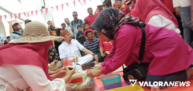 Wali Kota dan Pedagang Pasar Atas Rayakan HUT RI ke-77 dengan Makan Bersama