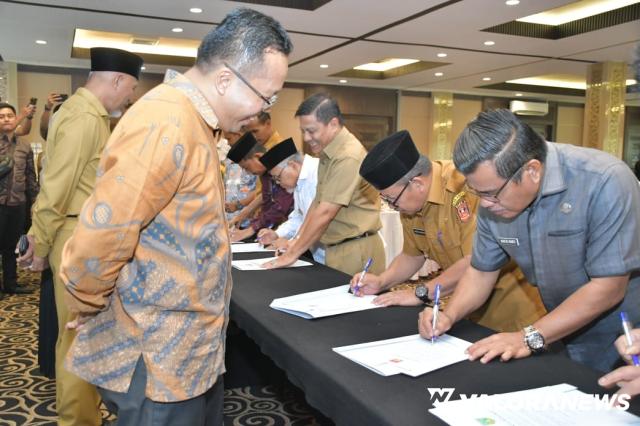 Bupati Agam Tandatangani Pakta Integritas, Komit Dukung Pemilu 2024