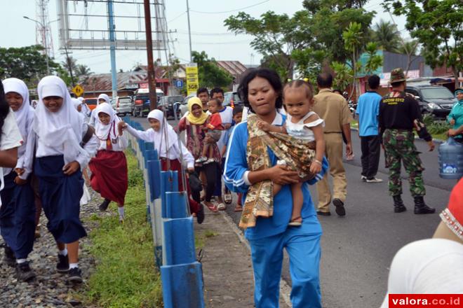 Ratusan Warga Padang Sarai Evakuasi ke SMPN 26 Kayu Kalek