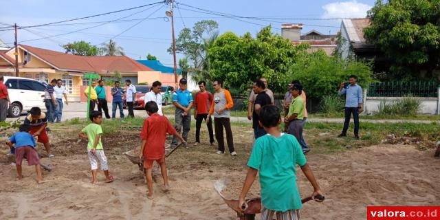 Desri Ayunda Apresiasi Semangat Goro Warga Komplek Villa Melati Mas