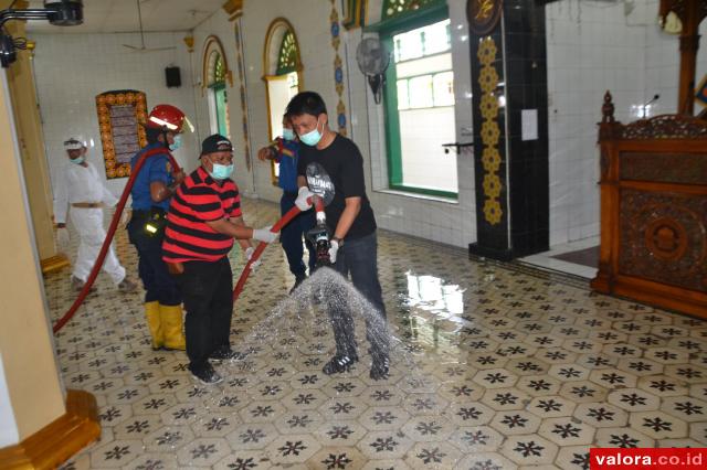 Masjid di Padang Timur Disemprot Disinfektan Antisipasi Covid19