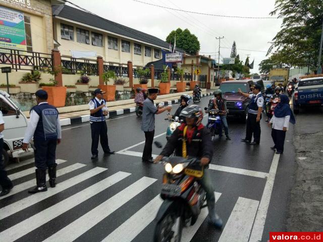 Dishub Padangpanjang Berbagi Takjil ke Pengguna Jalan