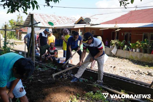 Asrul Gotong Royong Bersama Warga Silaing Atas dan Kampung Manggis