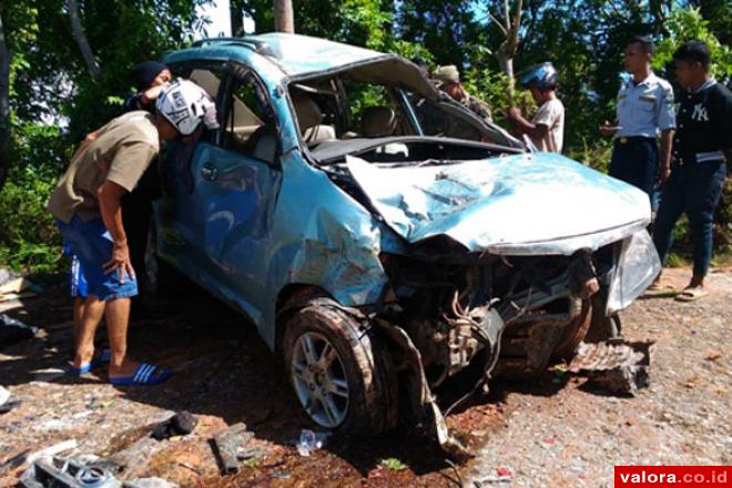 Mobil Wisatawan Asal Jawa Timur Masuk Jurang di Bukit Langkisau Pessel