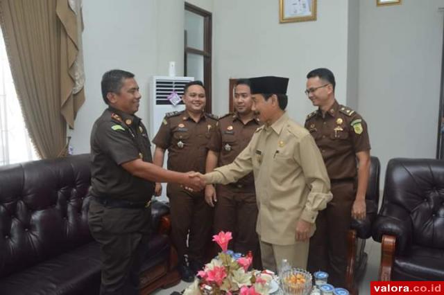 Silaturahmi dengan Kajari Muaralabuh: Bupati Solsel Tawarkan TP4D Ikuti Awasi Proyek...