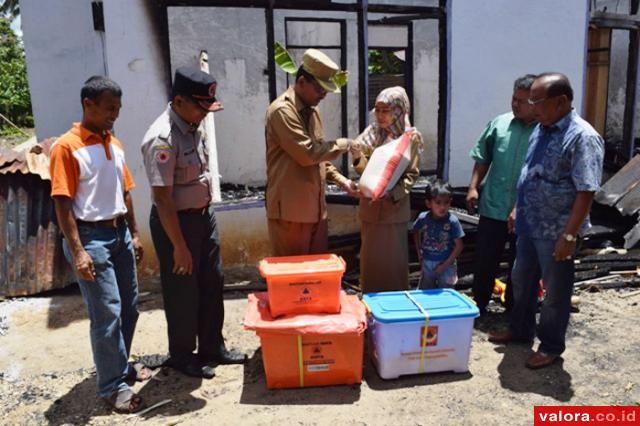 Bupati Irfendi Serahkan Bantuan Kebakaran