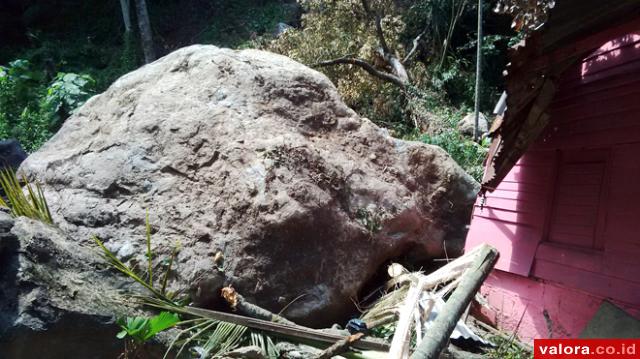 Batu Sebesar Gajah Robohkan Rumah